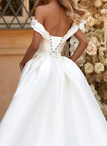 Charming Gown With A Ruched Bodice And Removeable Train